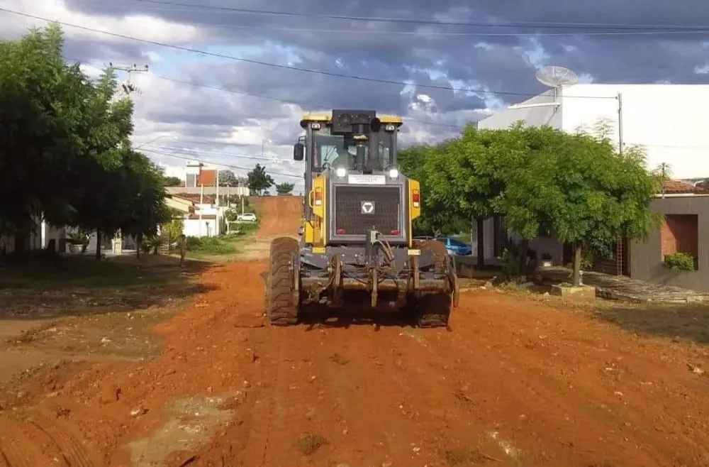 Secretaria de Serviços Públicos atende demandas de terraplanagem em várias ruas de Patos