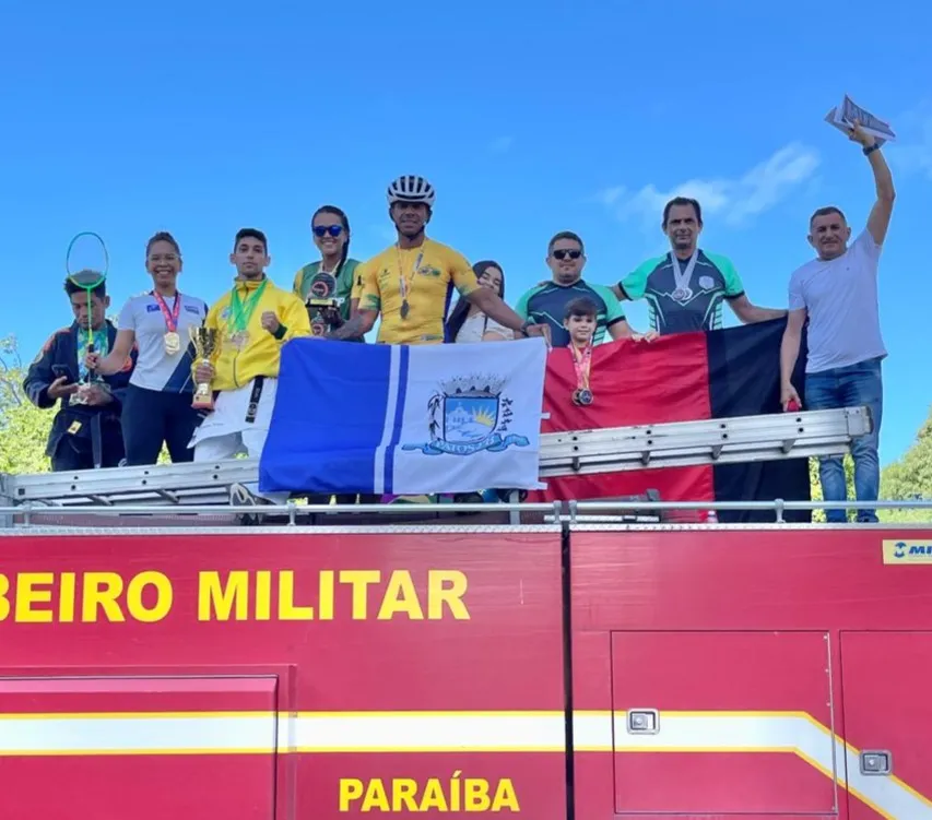 Atletas de Patos são homenageados em desfile por conquistas nacionais e internacionais 