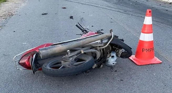 Motociclista morre após bater de frente com carro, na Paraíba