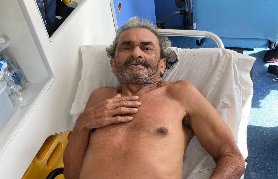 vizinhos pedem ajuda, bombeiros arrombaram a porta e o SAMU faz socorro de idoso