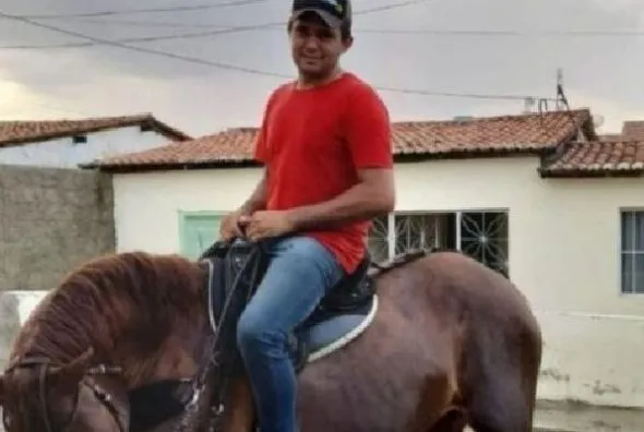 Acidente de carro deixa jovem morto em rodovia de Catingueira