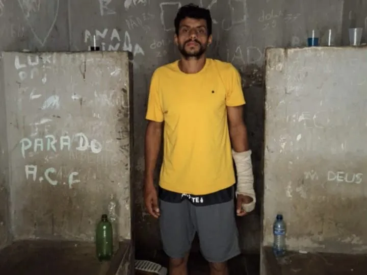 Preso que fugiu algemado de dentro de viatura é recapturado, na Paraíba