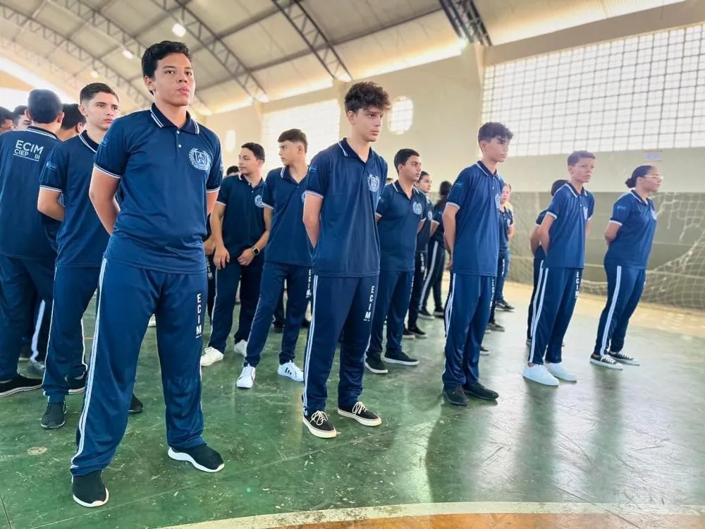 Alunos da Escola Cívico-Militar CIEP III, no Jatobá, recebem novos uniformes