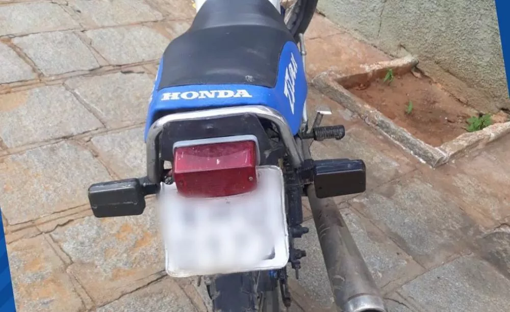 POLÍCIA MILITAR APREENDE MOTOCICLETA NA CIDADE DE PATOS
