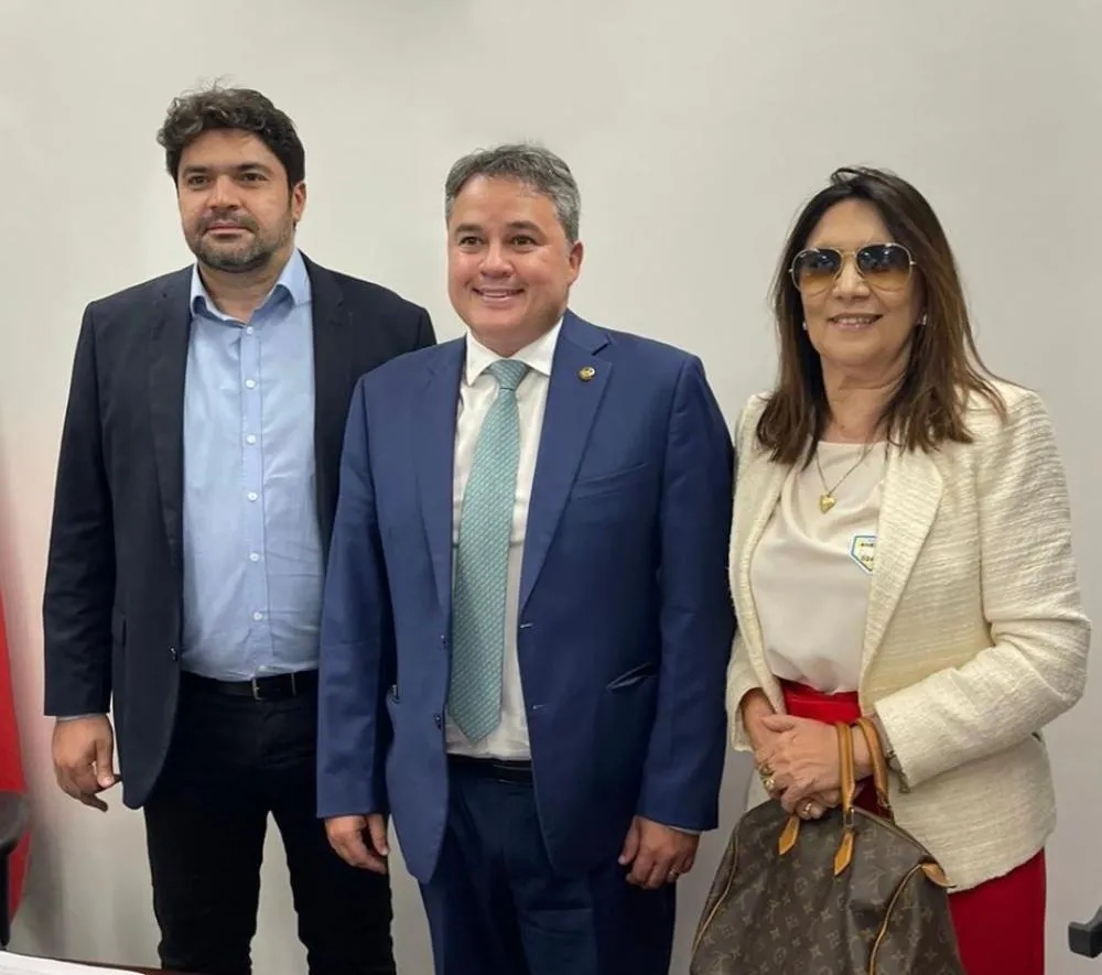 Prefeito Esaú na companhia dos Ex-prefeitos Miguel Mota e Rosalba Mota participam da Marcha Nacional dos Prefeitos e Conseguem recursos para o município.