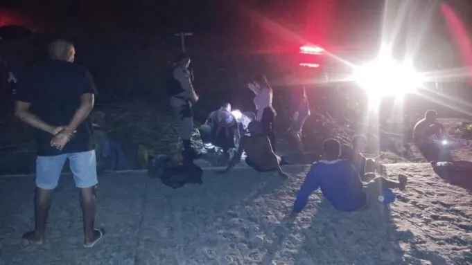 Jovem morre e nove pessoas ficam feridas após caminhão carregado de macaxeira tombar, no Conde