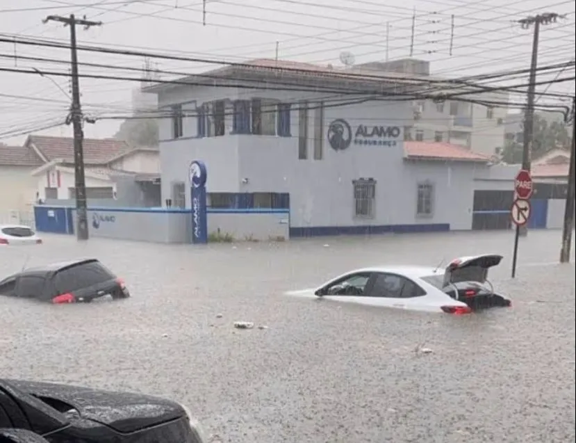 Chove quase 130mm em 12 horas em João Pessoa e a previsão é de mais chuvas para as próximas horas
