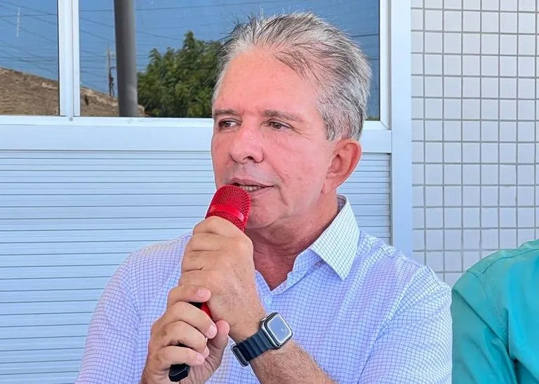 Prefeito de Patos anuncia antecipação de pagamento da primeira parcela do 13° 