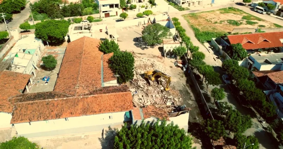 VEJA: DEMOLIÇÃO HISTÓRICA DO 3º BATALHÃO DE POLÍCIA MILITAR MARCA INÍCIO DA RECONSTRUÇÃO DA NOVA SEDE.