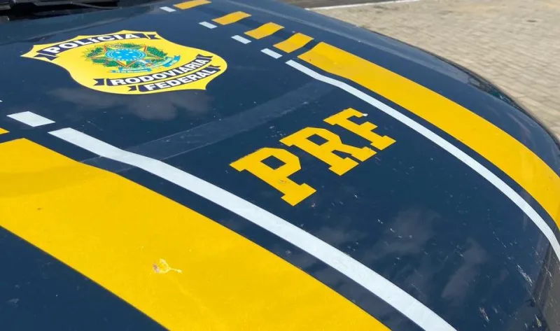 Carro sai da pista, capota e mulher morre em acidente na BR 230 no final da manhã deste sábado (1), em Patos, no Sertão paraibano.