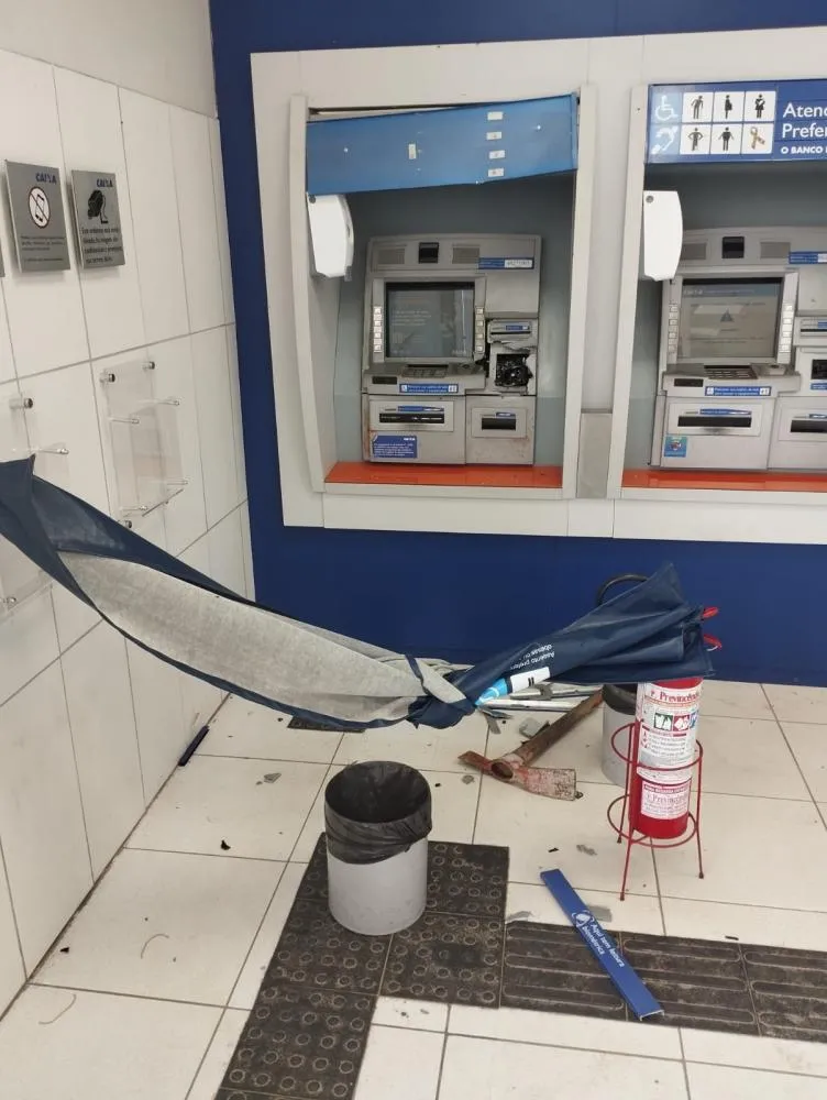 Usando picareta, assaltantes tentam arrombar caixa eletrônico na madrugada deste domingo (2) na cidade do Conde, na Grande João Pessoa. 