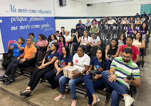 Prefeitura de Patos entrega certificados de conclusão do curso básico de informática ofertado pela Secretaria de Educação