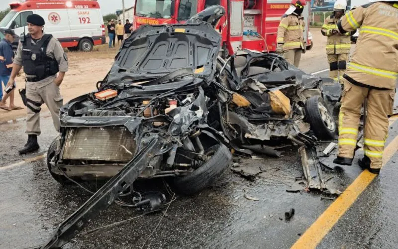 Colisão frontal envolvendo um carro e uma carreta deixou o automóvel completamente destruído na manhã deste sábado (22) na paraíba 