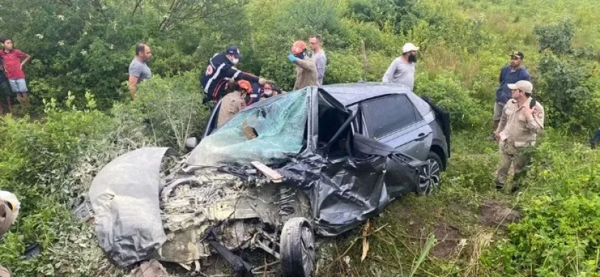 Mulher morre após acidente na BR-104 que deixou carro destruído