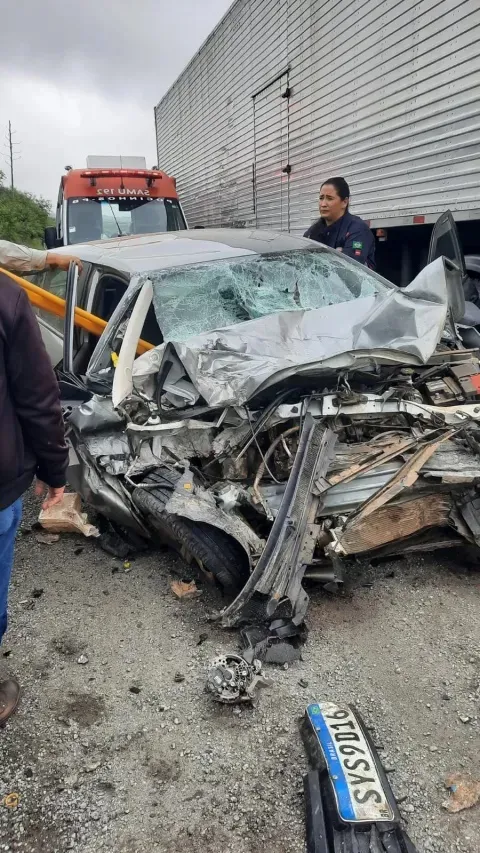Acidente entre carro e caminhão deixa homem gravemente ferido na BR-230 