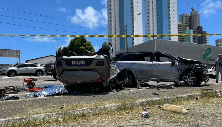 Veículo atravessa via, bate em carros e duas pessoas morrem na BR-230