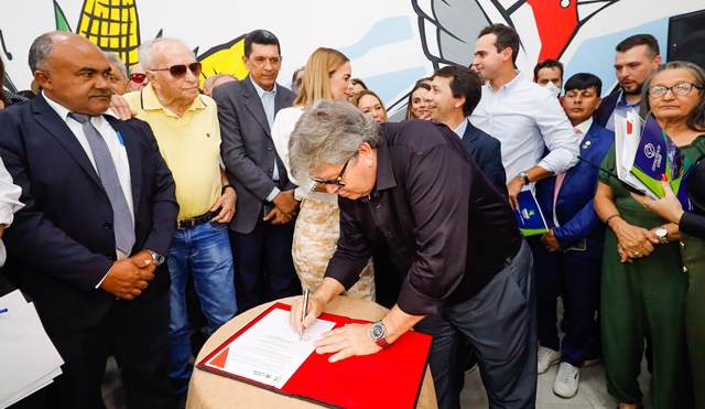 João Azevêdo instala Vice-Governadoria e assina convênios para apoio a eventos religiosos em Campina Grande