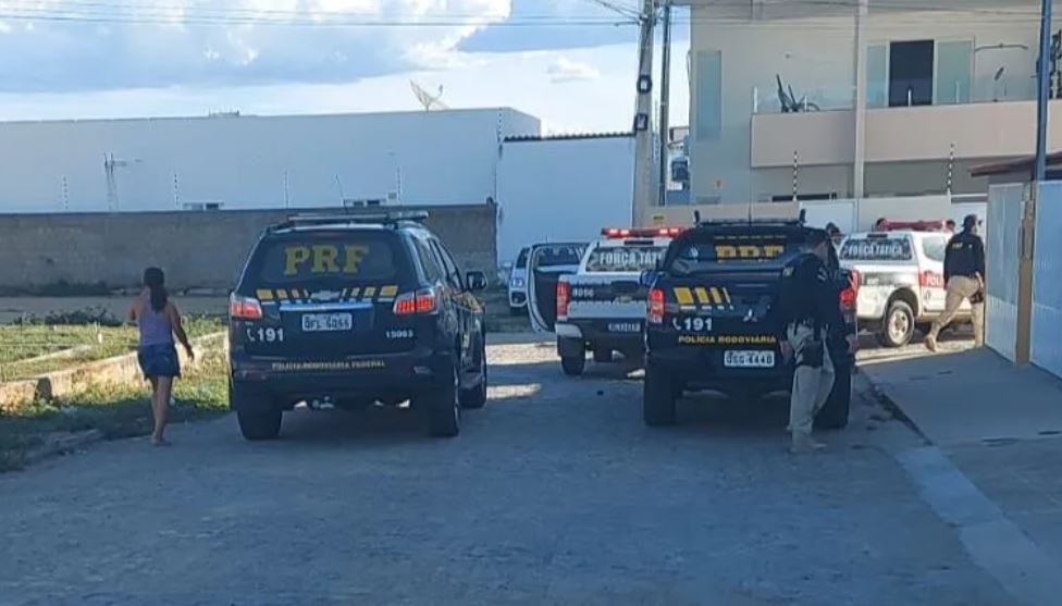 Dupla desobedece ordem de parada da PM, fura bloqueio em posto da PRF durante perseguição, e acaba colidindo em portão de residência