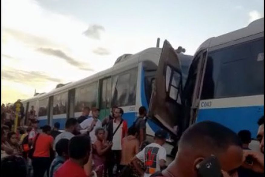 Vídeos: Dois trens colidem de frente em João Pessoa e deixam vítimas