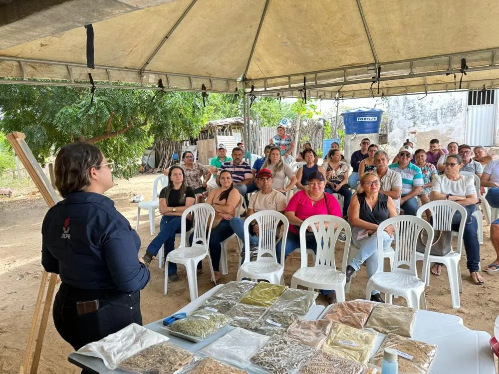 Agricultores patoenses participam da I Jornada da Avicultura e serão contemplados com mais 8 mil pintos caipiras
