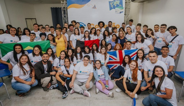 Mais de 100 estudantes da Rede Estadual de Ensino embarcam para intercâmbios na Espanha e Reino Unido 