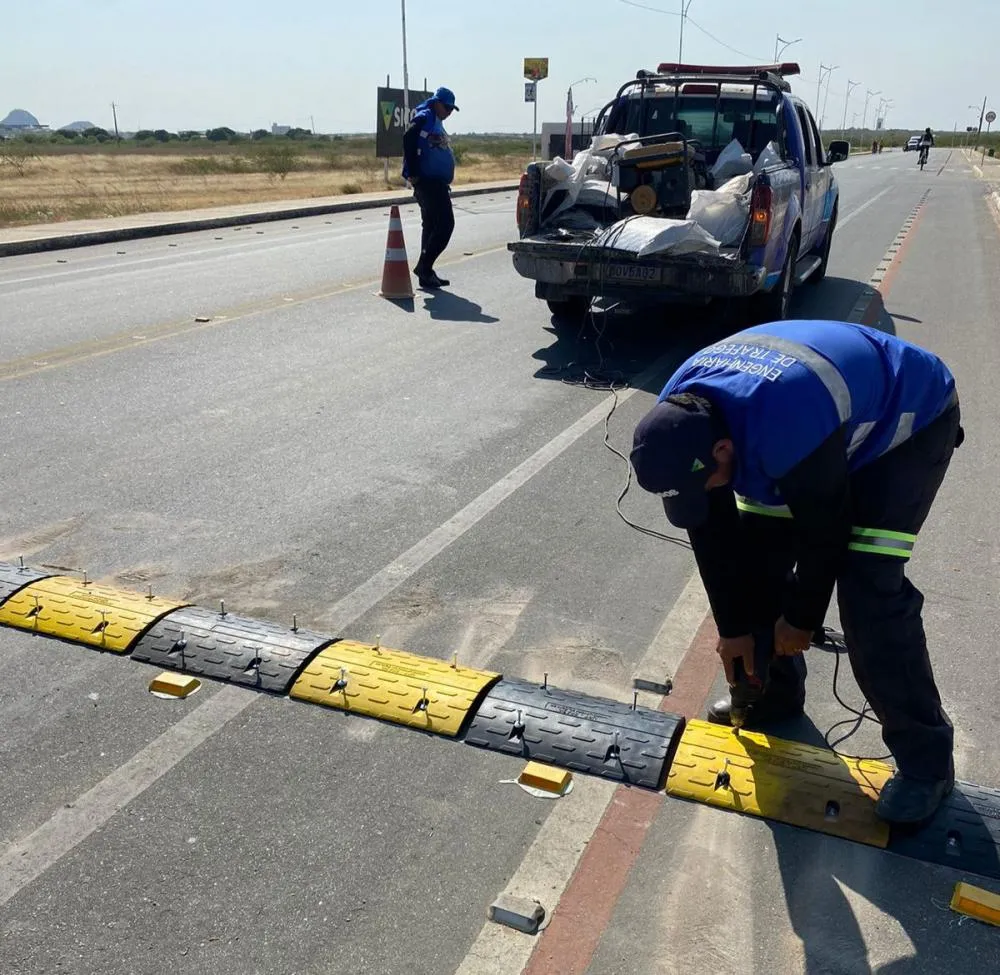 STTRANS Patos realiza instalação de lombadas emborrachadas na Alça Sudeste