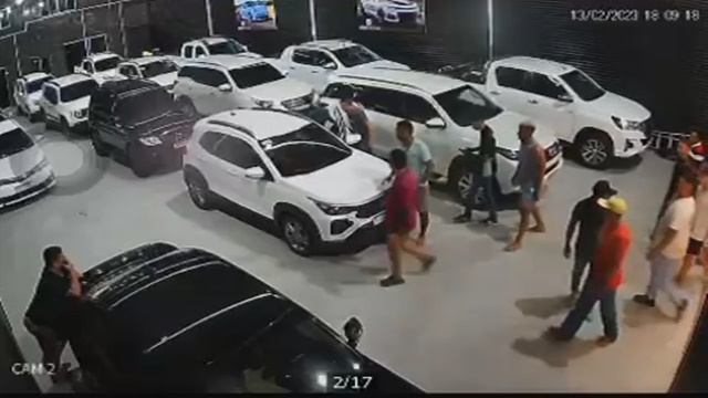 Vídeo: Mais de 20 bandidos chegam em caminhonete e roubam 12 carros em concessionária em Fortaleza
