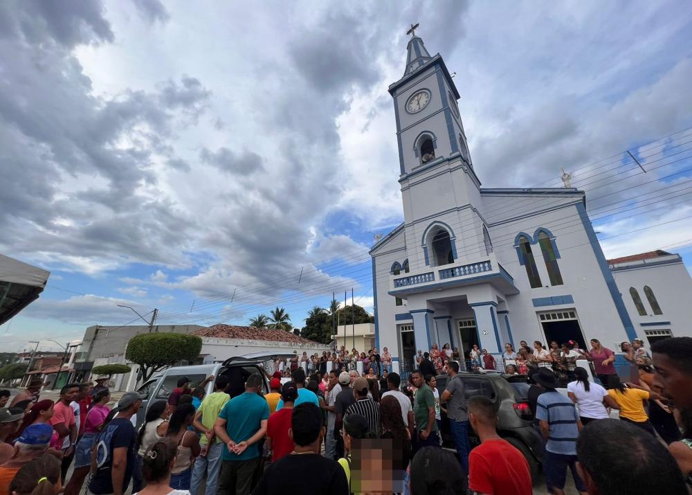 Em Diamante, dezenas de pessoas acompanharam o enterro de criança que morreu em cachoeira