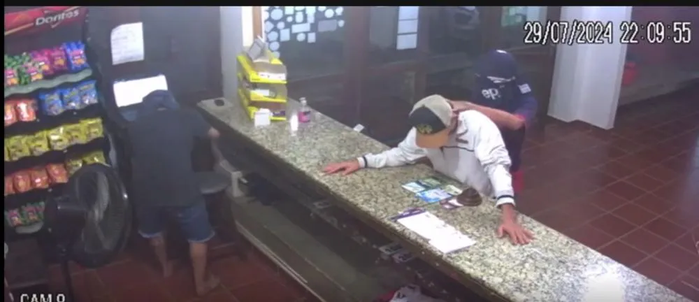 Dois homens encapuzados rendem vigilante e assaltam a recepção de um hotel em Santa Luzia 