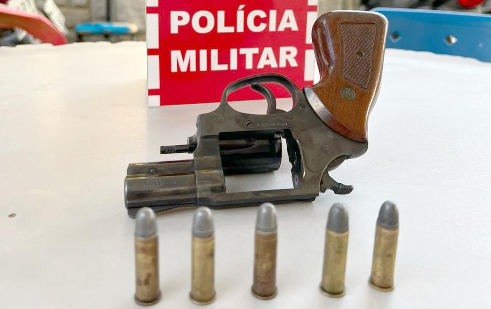 POLÍCIA MILITAR PRENDE INDIVÍDUO POR PORTE ILEGAL DE ARMA DE FOGO NA CIDADE DE PATOS-PB