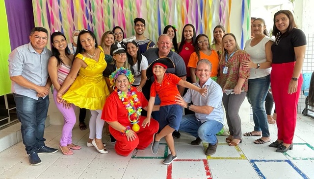 Prefeito Nabor entrega nova remessa de recursos terapêuticos e equipamentos para o CER e participa do carnaval das crianças