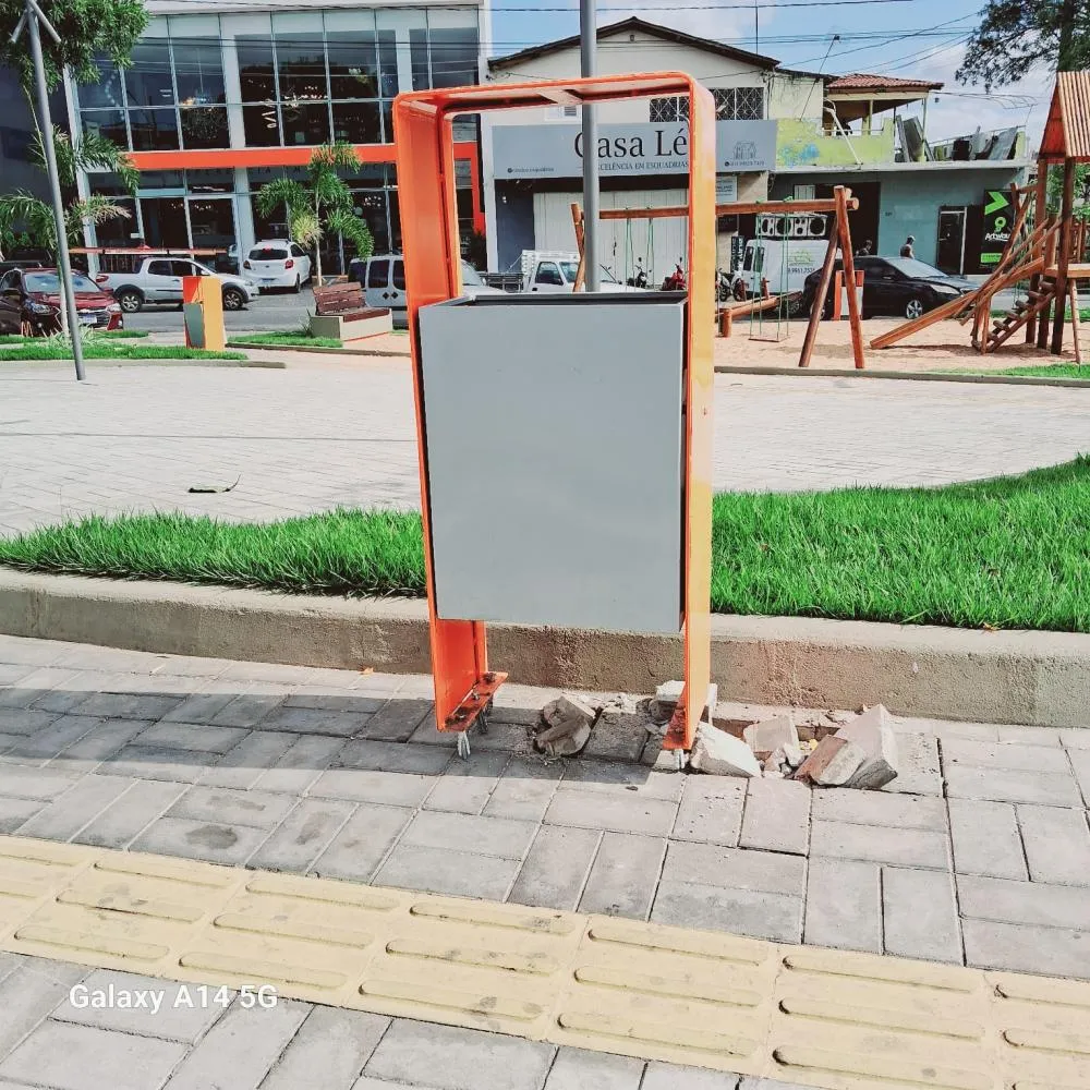 Criminosos tentam furtar lixeira de praça reinaugurada há menos de um mês em Patos
