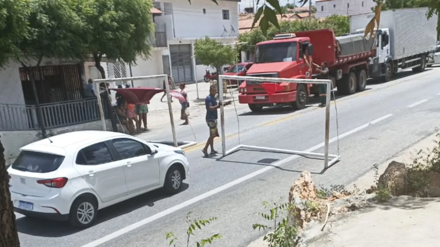 Vídeo: Manifestantes bloqueiam a BR-230 em Stª Luzia, na tarde desta quarta 15/02 