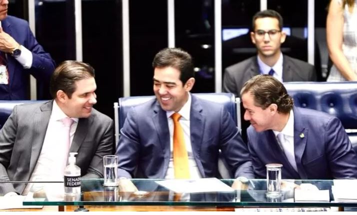 Em sessão proposta por Veneziano e Hugo Motta, Congresso homenageia 130 anos do TCU 