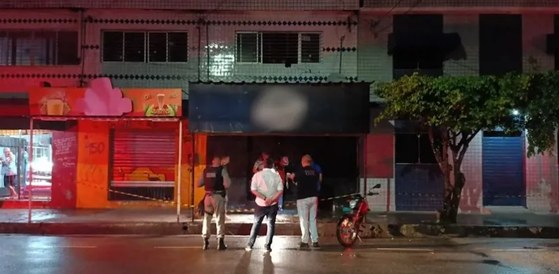 Homem é assassinado a tiros ao sair para comprar bebida em depósito