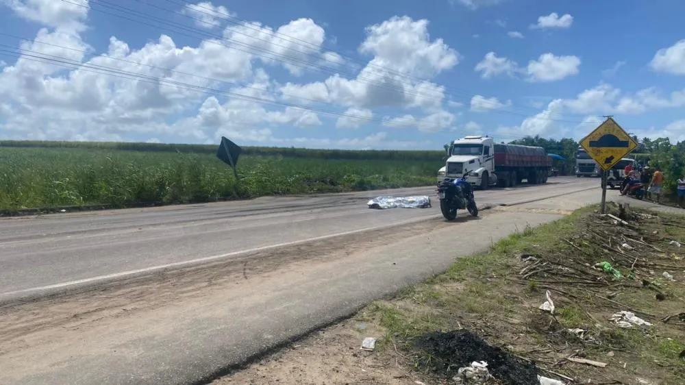 Jovem cai de moto e morre após ser atropelado por veículo, na Paraíba