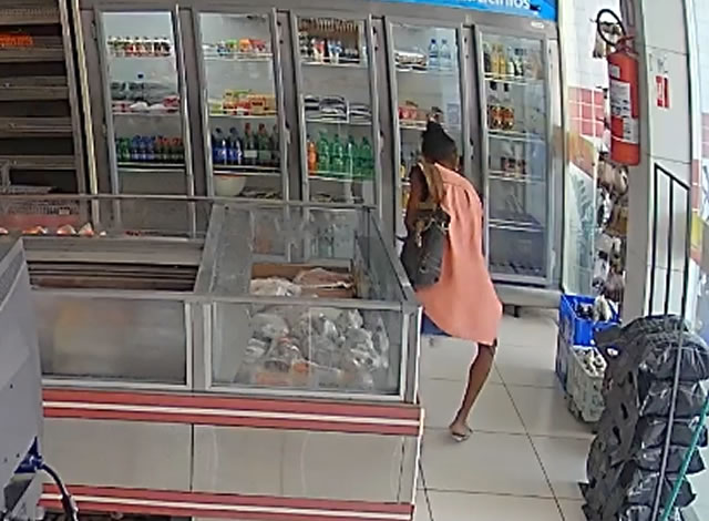 Mulher pratica furto em frigorífico na cidade de Sousa; câmeras registraram a ação delituosa