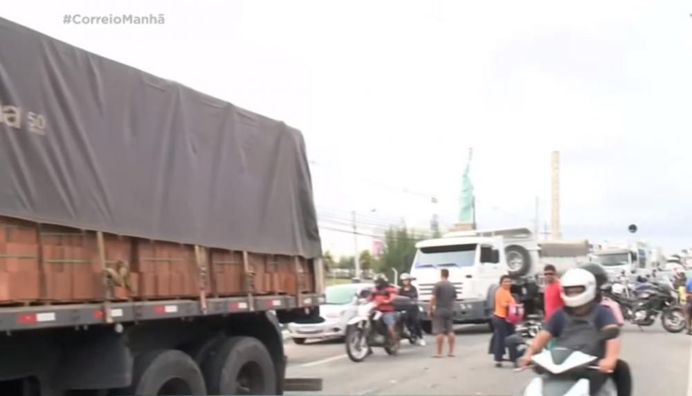 Motociclista morre ao ser atingido por carreta na BR-230