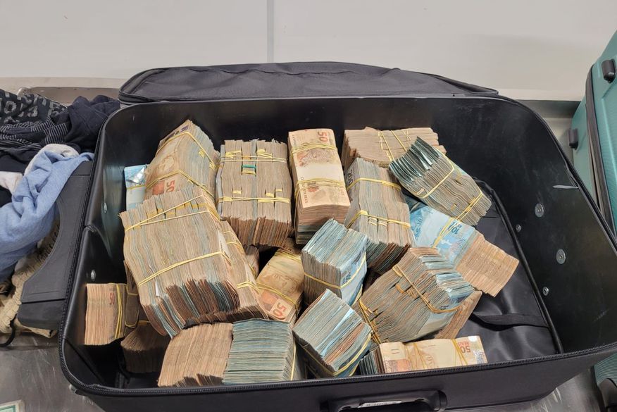 Polícia Federal prende homem com duas malas de dinheiro no Aeroporto Castro Pinto