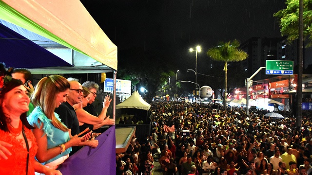 João Azevêdo prestigia desfile das 