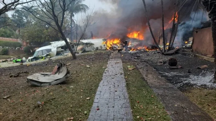 Vídeos mostram queda de avião em Vinhedo, SP 