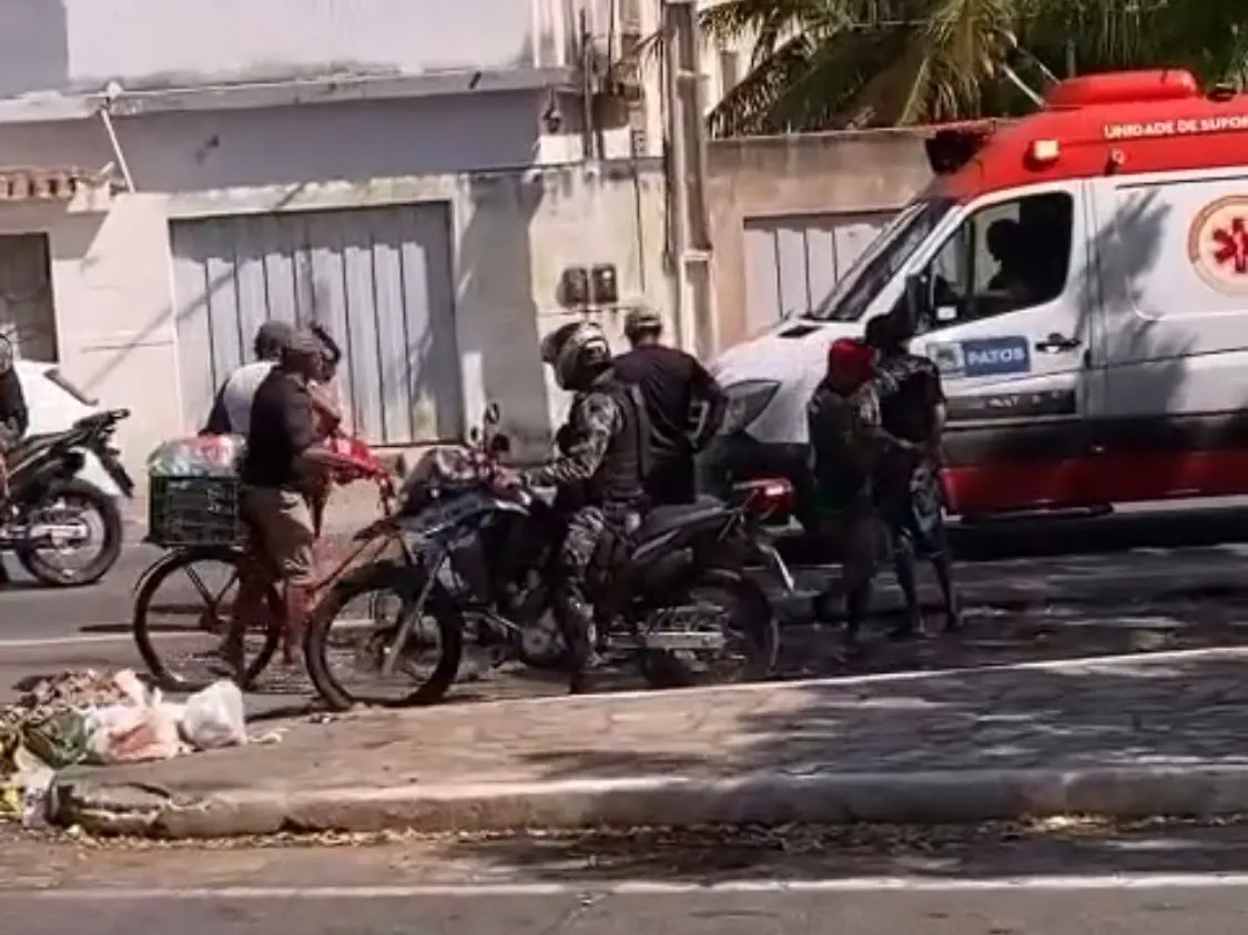 Motociclista fica ferido em colisão entre carro e moto na manhã desta sexta-feira (17), próximo à Feira da Troca, em Patos
