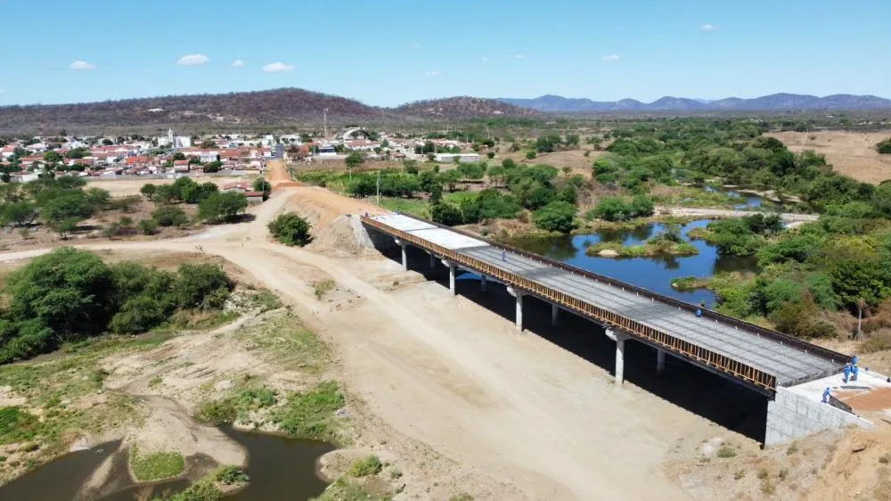 Prefeito de São José de Espinharas inspeciona construção de ponte prevista para ser inaugurada em outubro