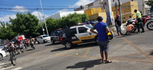 Vídeo: Fio de operadora de celular cai no centro de Patos e causa acidente com homem que trafegava em moto