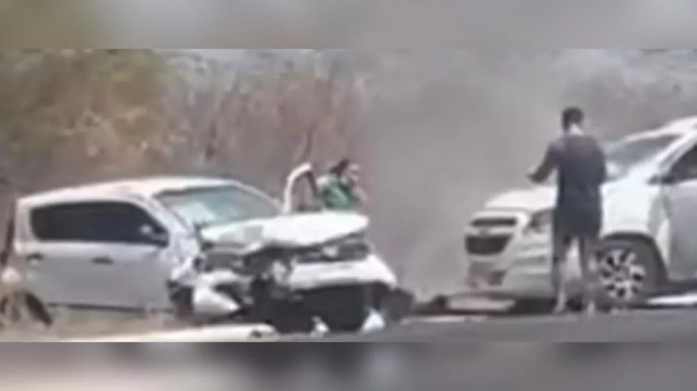 Três pessoas, incluindo uma criança, ficam feridas em colisão frontal entre dois veículos na BR-230, em Santa Luzia