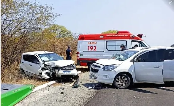 Acidente entre dois carros deixa criança e duas mulheres feridas na BR-230, em Santa Luzia