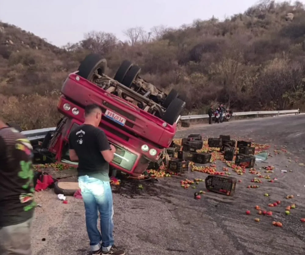 Caminhão carregado de tomates tomba na Serra de Teixeira 