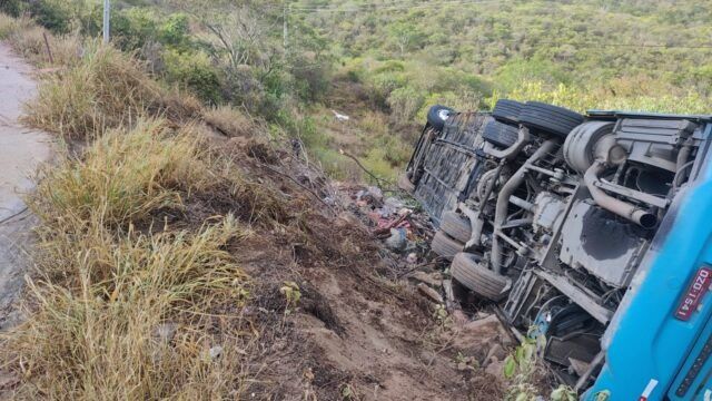 Passageiros ficam feridos após ônibus tombar entre Ambó e São José do Egito, em PE