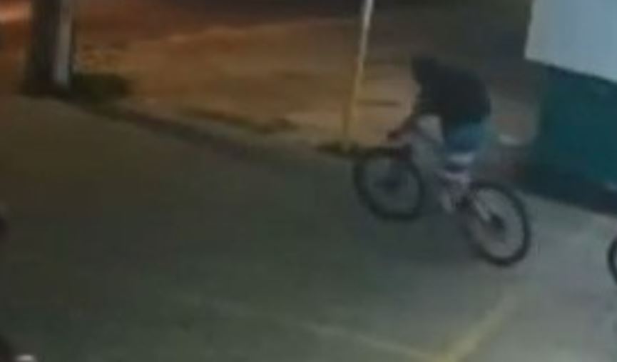Homem furta bicicleta da PM em estacionamento de estabelecimento comercial