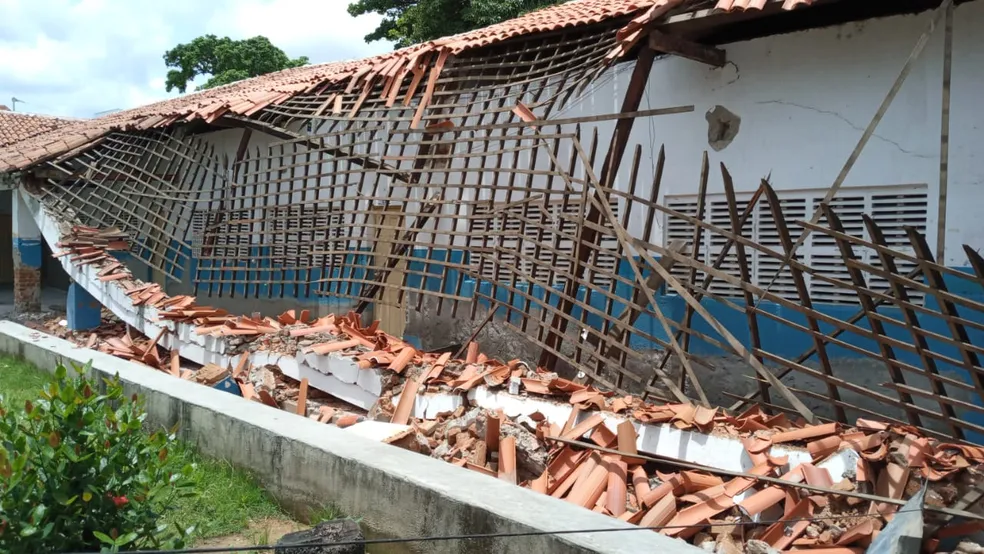 Parte de estrutura de escola desaba em Cajazeiras, no Alto Sertão da PB